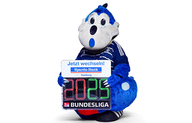 Jetzt zum kostenlosen Girokonto wechseln! HSV-Spieler und Dino Hermann zeigen DFB-Wechseltafel, symbolisch für den Wechsel des Girokontos.